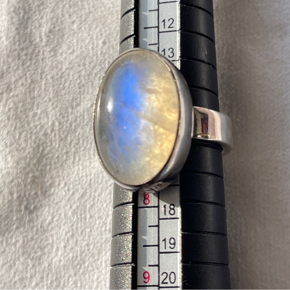 Elegant Silver and Blue Large Moonstone Cabochon Ring Size 7 - Picture 3 of 11